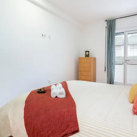 Host Wise - Spacious Fresh Flat W Terrace - Near Sea Apartman