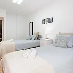شقة Host Wise - Spacious Fresh Flat W Terrace - Near Sea إسبِنو