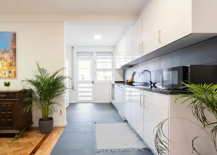 Host Wise - Spacious Fresh Flat W Terrace - Near Sea Apartment *