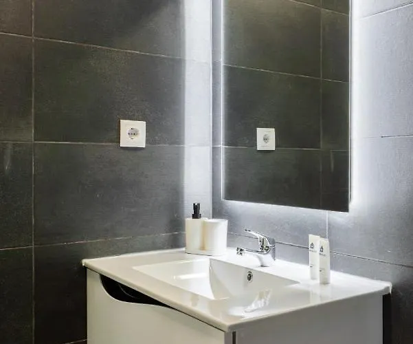 Host Wise - Spacious Fresh Flat W Terrace - Near Sea *